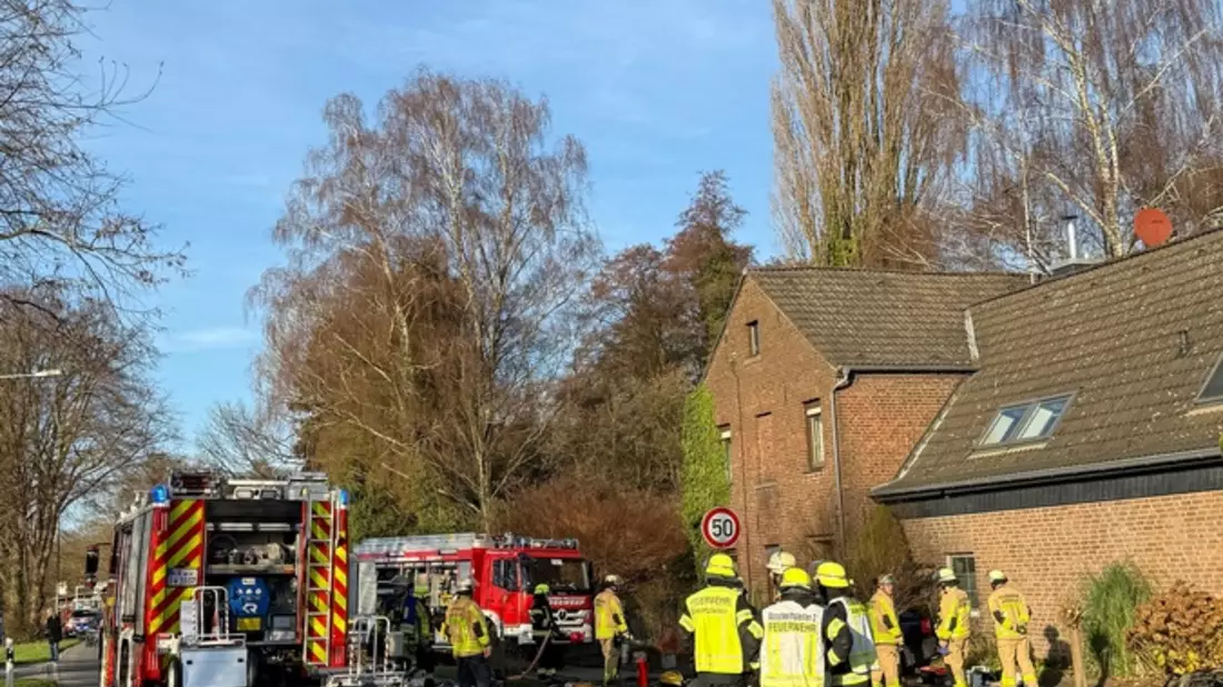 FW Neukirchen-Vluyn: Verkehrsunfall mit eingeklemmter Person - Feuerwehren Krefeld und Neukirchen-Vluyn im Einsatz - Bild: presseportal.de