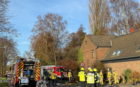 FW Neukirchen-Vluyn: Verkehrsunfall mit eingeklemmter Person - Feuerwehren Krefeld und Neukirchen-Vluyn im Einsatz - Foto: presseportal.de