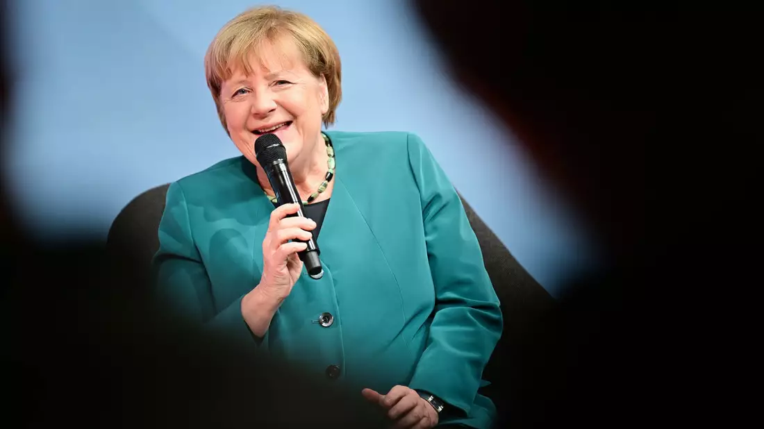 Angela Merkel erzählte von kleinen Tests mit KI-Anwendungen.  - Bild: Sebastian Christoph Gollnow/dpa