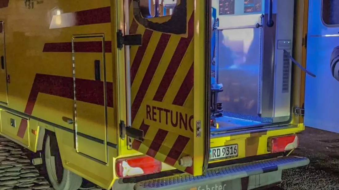 FW Dresden: Gewalt gegen Rettungskräfte - Patient bedroht Rettungskräfte und beschädigt Rettungswagen - Bild: presseportal.de