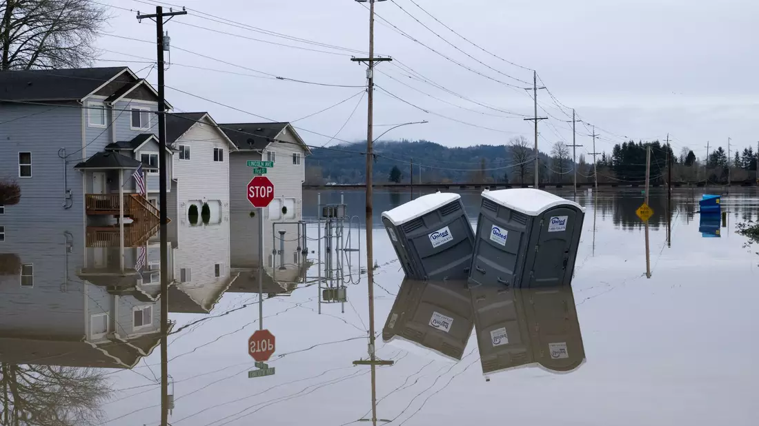 Flussebenen im US-Bundesstaat Washington sind nach schweren Regenfällen überflutet.  - Bild: Stephen Brashear/AP/dpa