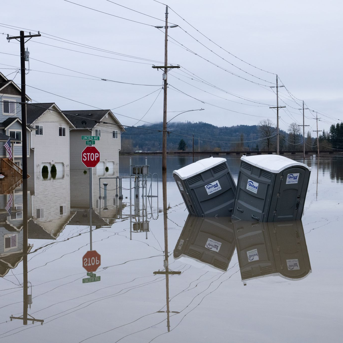 Flussebenen im US-Bundesstaat Washington sind nach schweren Regenfällen überflutet.  - Foto: Stephen Brashear/AP/dpa