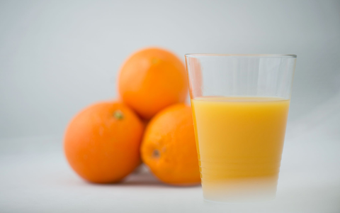 Orangensaft ist in den vergangenen Jahren teurer geworden. - Foto: Arno Burgi/dpa-Zentralbild/dpa