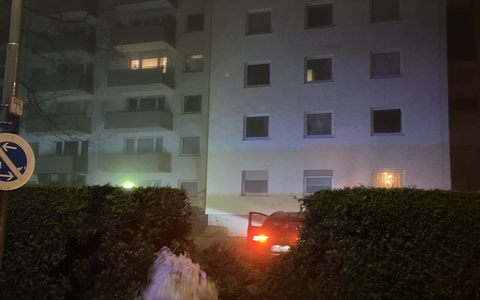 POL-OF: Berauschter Autofahrer sorgt für rauschende Wassermassen: Hydrant aus dem Boden gerissen - Foto: presseportal.de