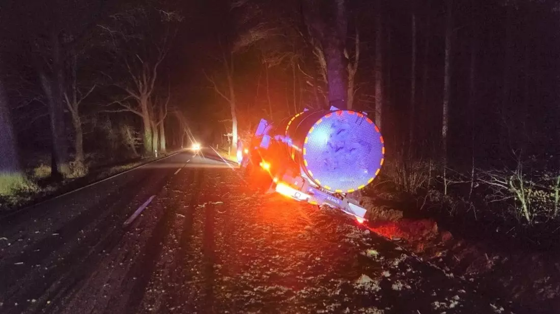 POL-CUX: Verkehrsunfall auf der L120 im Bereich Debstedt - Milchtransporter gerät in den Seitenraum (Foto im Anhang) - Bild: presseportal.de