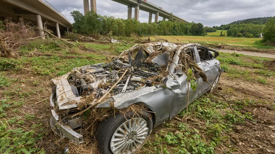 Künftig sollen aus schrottreifen Autos und anderen Fahrzeugen mehr Rohstoffe gewonnen werden. (Symbolbild)  - Bild: Thomas Frey/dpa