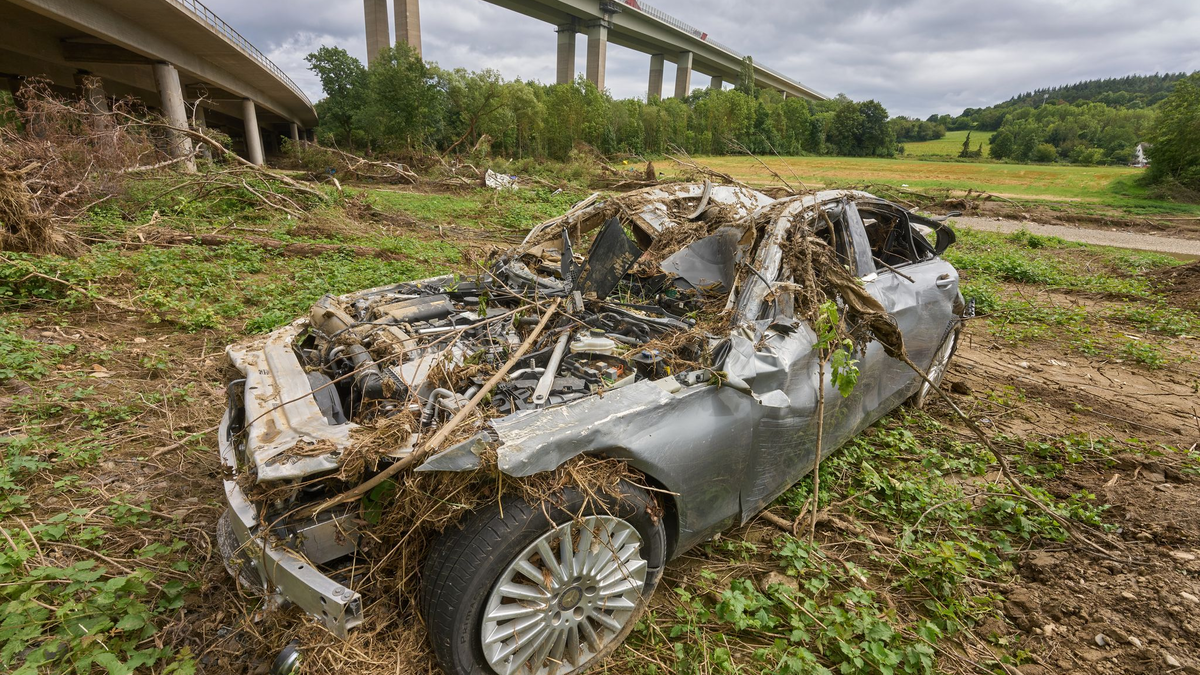 Künftig sollen aus schrottreifen Autos und anderen Fahrzeugen mehr Rohstoffe gewonnen werden. (Symbolbild)  - Foto: Thomas Frey/dpa