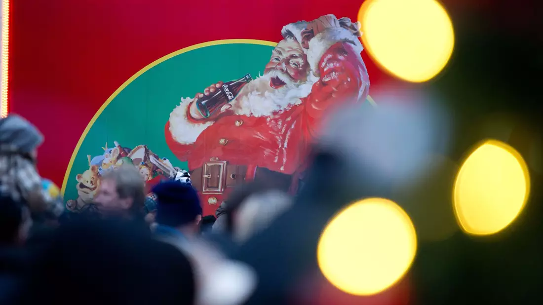 Auf dem Weihnachtstruck zeigt Coca-Cola die mittlerweile bekannte Darstellung des Weihnachtsmanns. (Archivbild) - Bild: picture alliance / dpa
