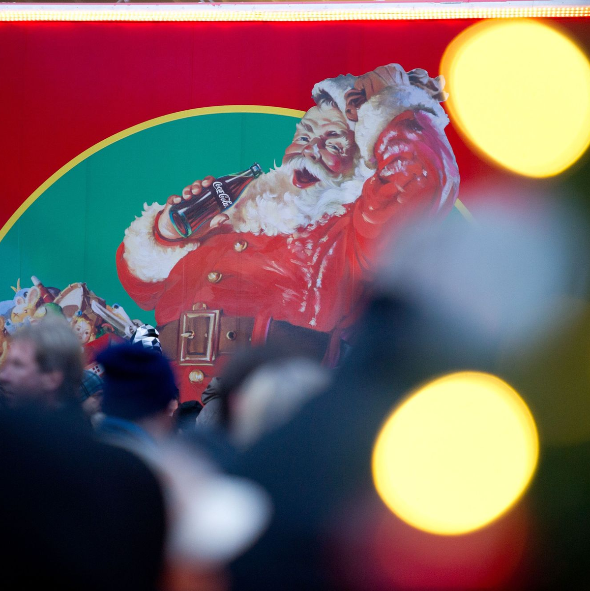 Auf dem Weihnachtstruck zeigt Coca-Cola die mittlerweile bekannte Darstellung des Weihnachtsmanns. (Archivbild) - Foto: picture alliance / dpa