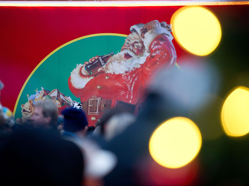 Auf dem Weihnachtstruck zeigt Coca-Cola die mittlerweile bekannte Darstellung des Weihnachtsmanns. (Archivbild) - Foto: picture alliance / dpa