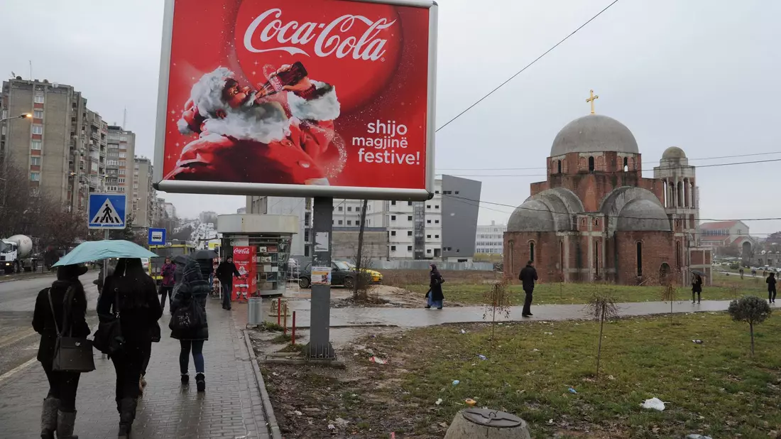 Der Weihnachtsmann von Coca-Cola hat sein Bild weltweit geprägt. Das Foto zeigt eine Werbung in Pristina, Hauptstadt des Kosovo. (Archivbild) - Bild: picture alliance / ZB