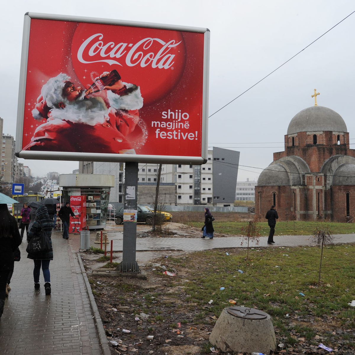 Der Weihnachtsmann von Coca-Cola hat sein Bild weltweit geprägt. Das Foto zeigt eine Werbung in Pristina, Hauptstadt des Kosovo. (Archivbild) - Foto: picture alliance / ZB