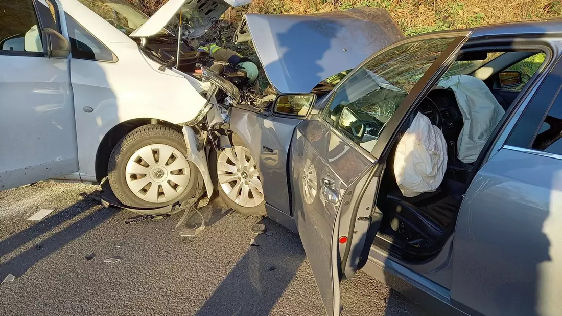 FW-EN: Mehrere Verletzte bei Verkehrsunfall - Handwerker stürzt am Abend Hang hinab - Bild: presseportal.de