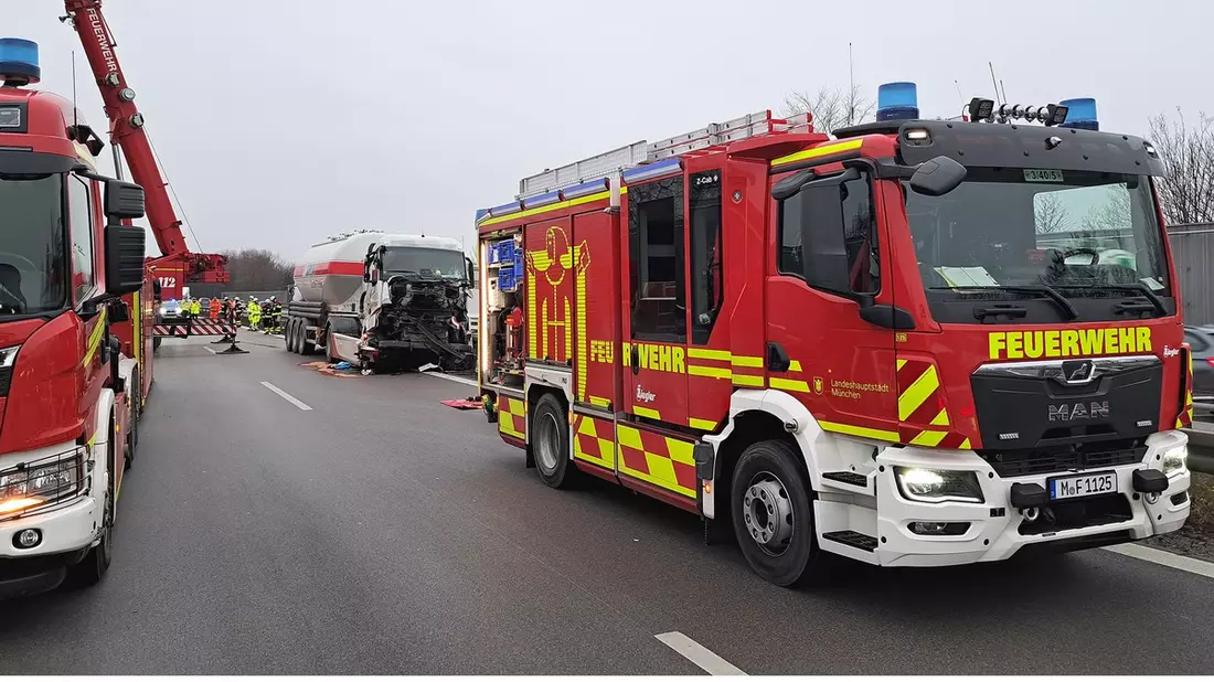 FW-M: Schwerer Verkehrsunfall mit zwei Lkw (Feldmoching) - Bild: presseportal.de