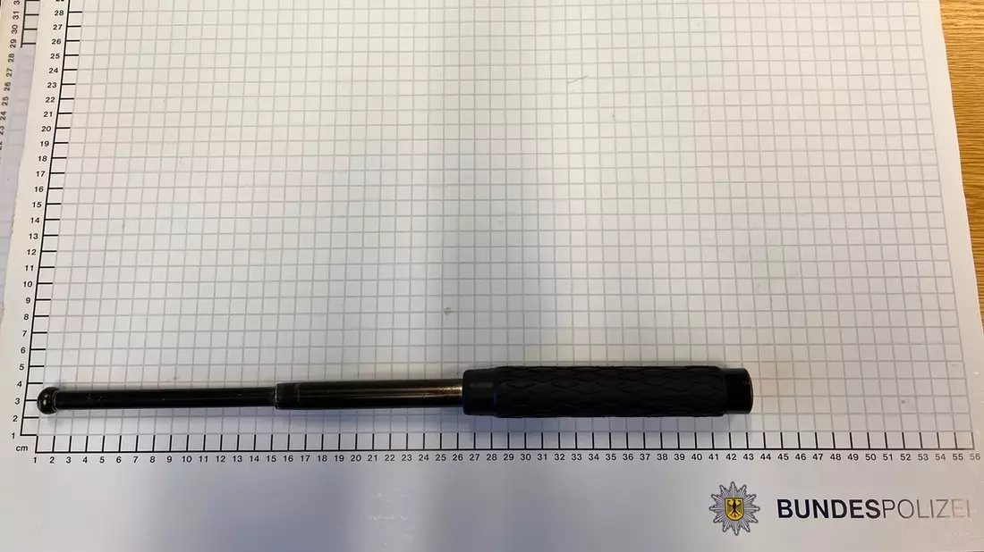 BPOL NRW: Bundespolizei findet gefährliche Gegenstände bei einem Jugendlichen - Bild: presseportal.de