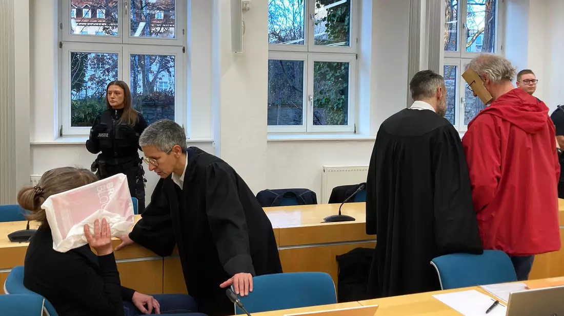 Zum Auftakt des Prozesses um die mutmaßliche Geiselnahme war der Andrang groß; der Zuschauer Raum war fast vollständig besetzt. - Bild: Marie Frech/dpa