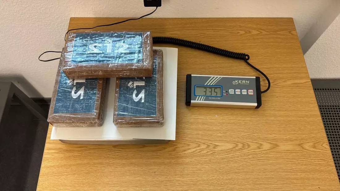 BPOL NRW: 3,35 Kilogramm im Kofferraum versteckt. Bundespolizei nimmt Mann auf der Bundesautobahn 40 fest - Bild: presseportal.de