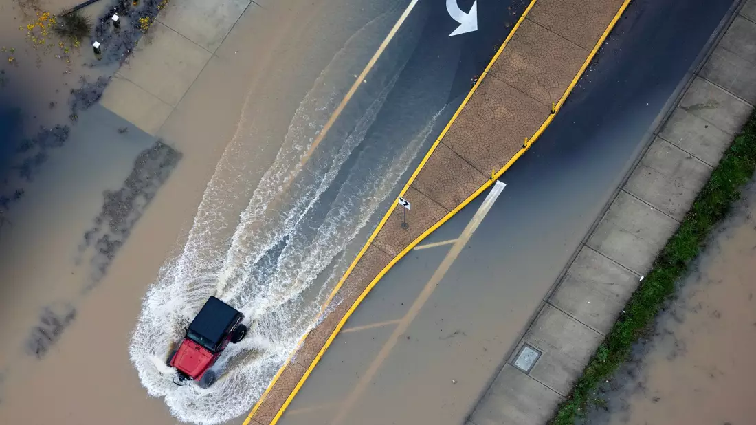 Dutzende Flüsse sind über die Ufer getreten, Straßen und Felder sind überschwemmt. - Bild: Nick Wagner/The Seattle Times/AP/dpa