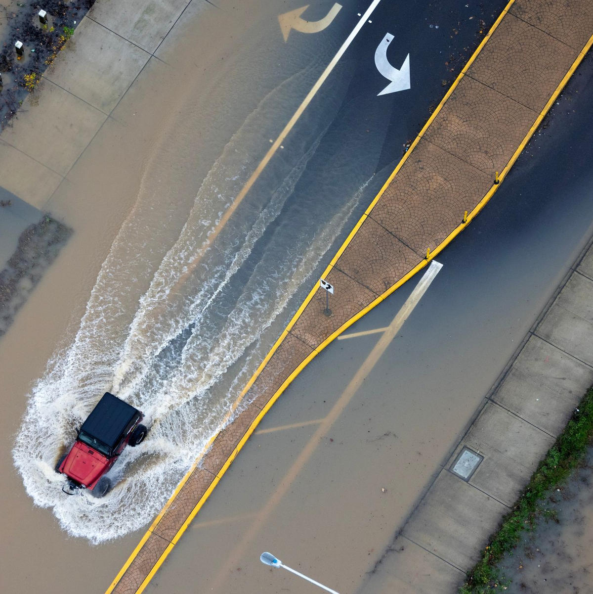Dutzende Flüsse sind über die Ufer getreten, Straßen und Felder sind überschwemmt. - Foto: Nick Wagner/The Seattle Times/AP/dpa
