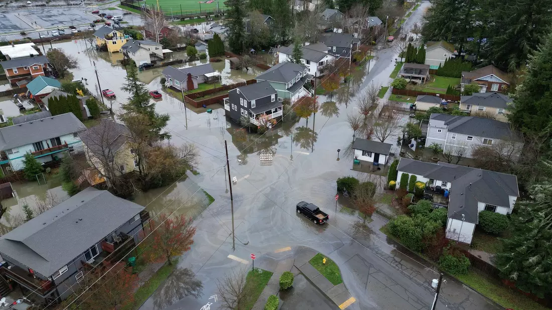 An einigen Flüssen sollen die Höchststände erst im Laufe des Freitags erreicht werden. - Bild: Ken Lambert/The Seattle Times/AP/dpa
