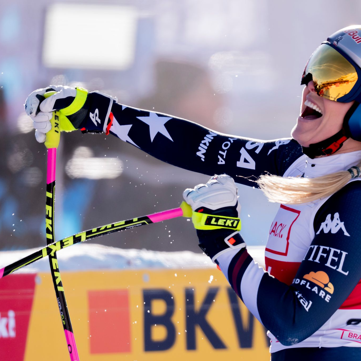Lindsey Vonn jubelt nach ihrem famosen Sieg in St. Moritz. - Foto: Claudio Thoma/KEYSTONE/dpa