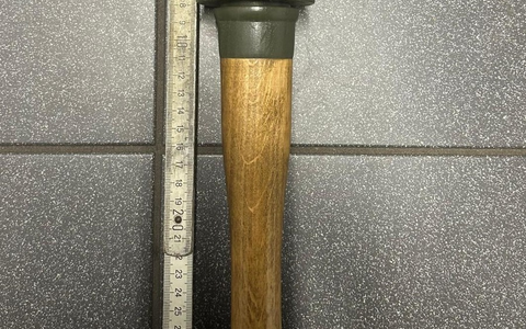 POL-SE: Henstedt-Ulzburg - Polizeieinsatz am Autohof: Bedrohung mit vermeintlicher Stielhandgranate - Foto: presseportal.de