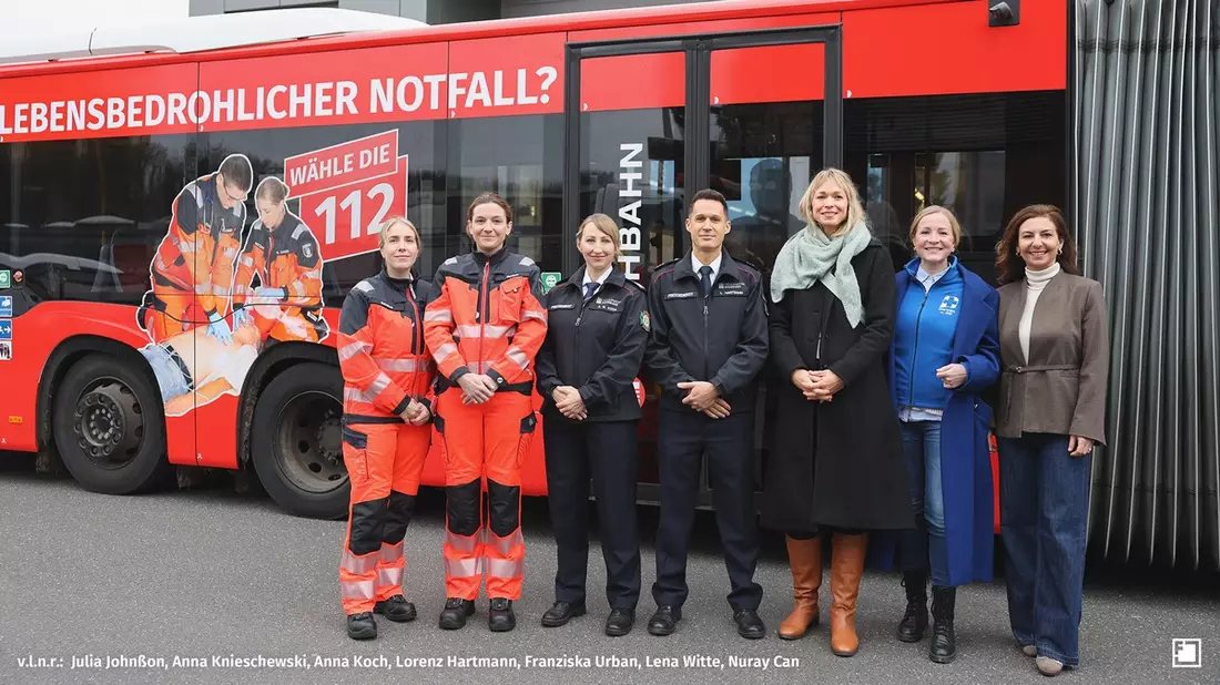 FW-HH: Ein Bus mit klarer Botschaft: Die richtige Nummer im richtigen Moment! - Bild: presseportal.de