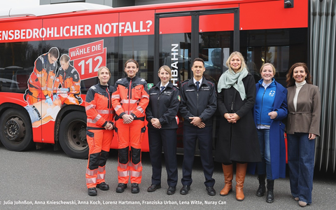 FW-HH: Ein Bus mit klarer Botschaft: Die richtige Nummer im richtigen Moment! - Foto: presseportal.de