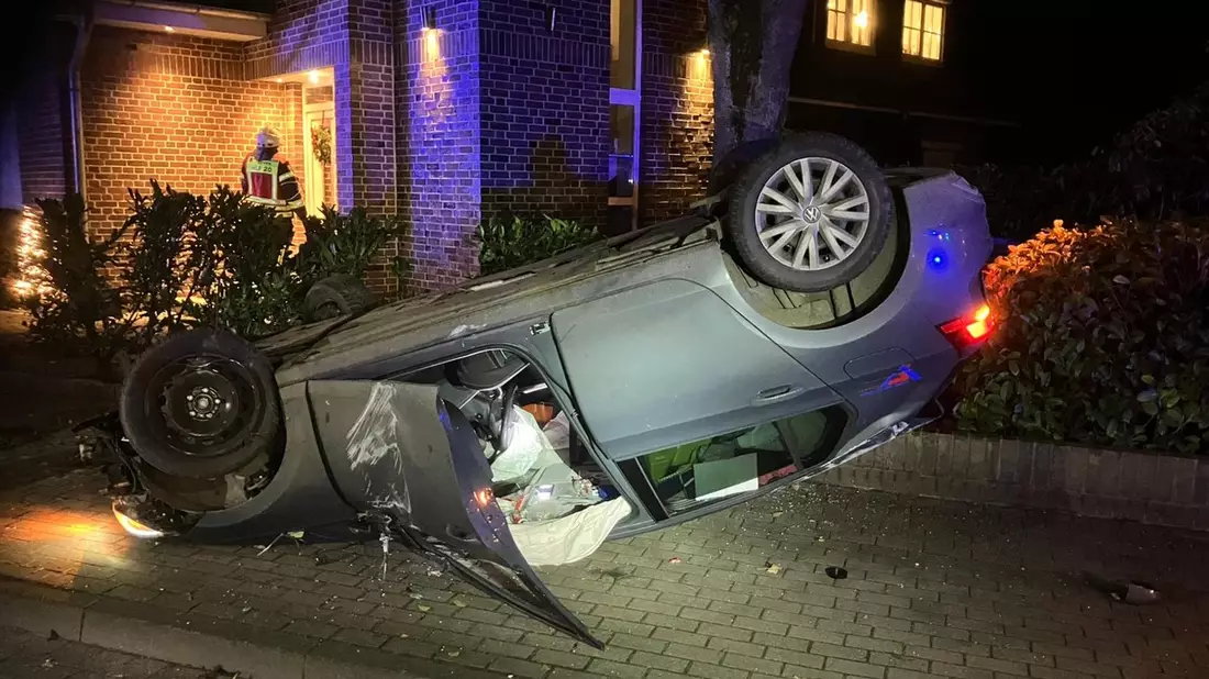 POL-ROW: ++ Pkw landet am Vitus-Platz auf dem Dach: Fahrer schwer verletzt ++ - Bild: presseportal.de