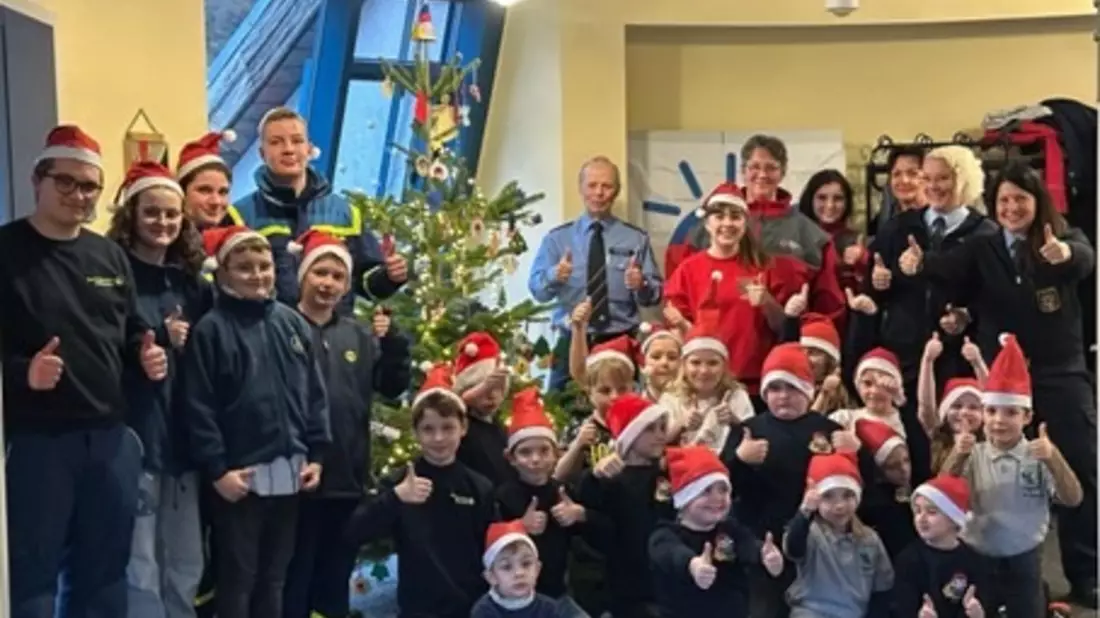 POL-PDMY: Aktion: Helfende Hände schlägt man nicht! Weihnachtsbaumschmückaktion bei der Polizei Cochem - einmal anders - Bild: presseportal.de