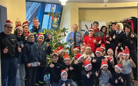 POL-PDMY: Aktion: Helfende Hände schlägt man nicht! Weihnachtsbaumschmückaktion bei der Polizei Cochem - einmal anders - Foto: presseportal.de