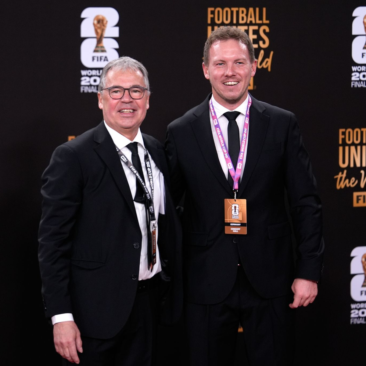 DFB-Geschäftsführer Andreas Rettig (l) bedauert die hohen Ticketpreise. (Archivbild) - Foto: Julia Demaree Nikhinson/AP/dpa