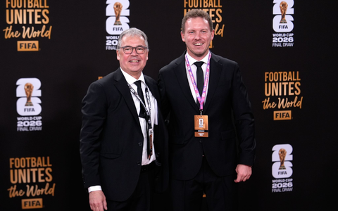 DFB-Geschäftsführer Andreas Rettig (l) bedauert die hohen Ticketpreise. (Archivbild) - Foto: Julia Demaree Nikhinson/AP/dpa