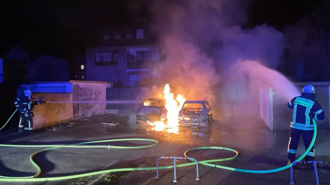 FW-MH: Brennende PKW und Brand in einem Imbiss - Bild: presseportal.de