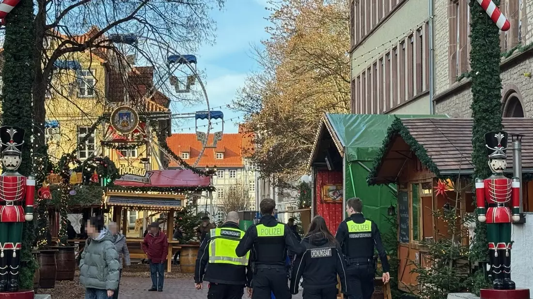 POL-GÖ: (406/2025) Zwei Wochen Göttinger Weihnachtsmarkt: Polizei Göttingen verzeichnet bislang keine besonderen Einsatzanlässe, Streifenteams täglich in der Innenstadt präsent - Bild: presseportal.de