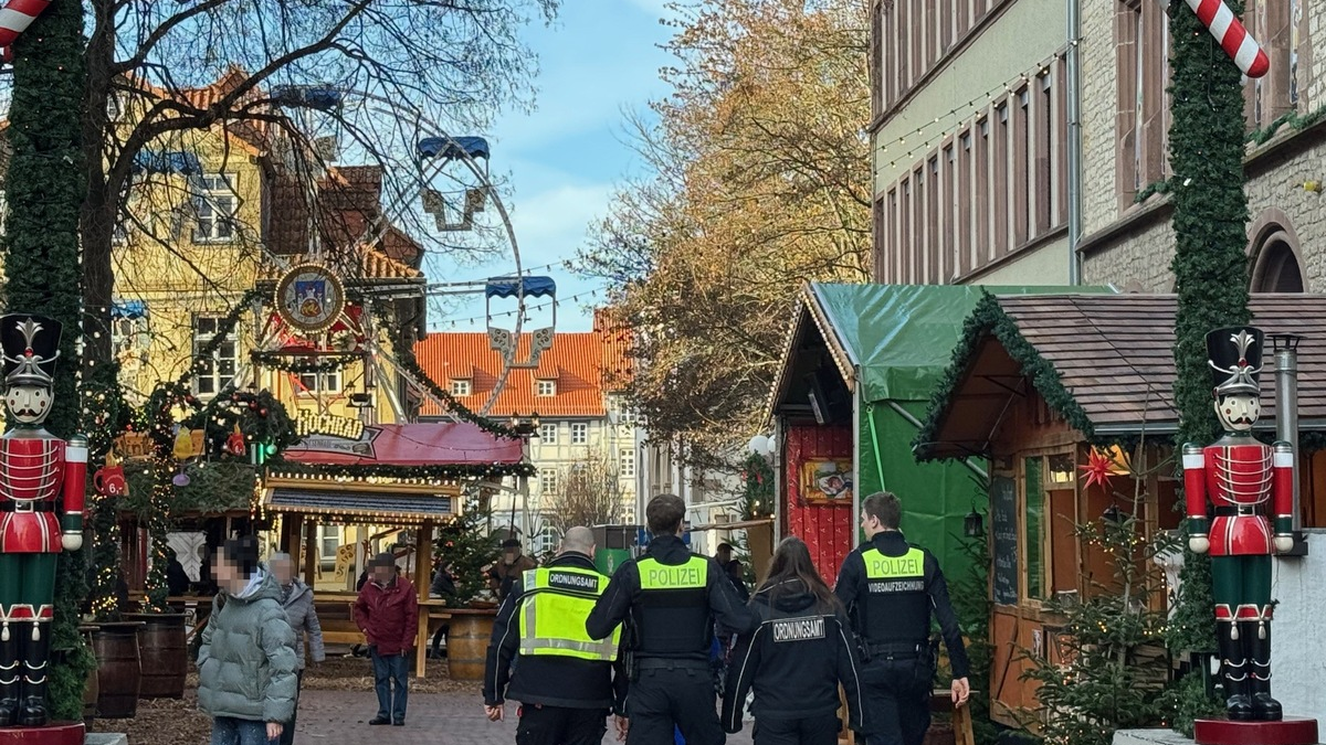 POL-GÖ: (406/2025) Zwei Wochen Göttinger Weihnachtsmarkt: Polizei Göttingen verzeichnet bislang keine besonderen Einsatzanlässe, Streifenteams täglich in der Innenstadt präsent - Foto: presseportal.de