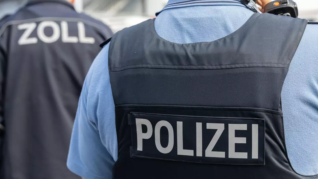 Bei einem Reisenden wurde der Zoll fündig, die Polizei brachte den Mann in Untersuchungshaft. (Symbolfoto) - Bild: Hannes P. Albert/dpa
