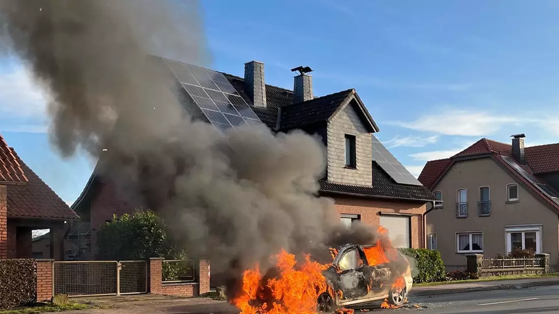 POL-MI: Auto fängt während der Fahrt Feuer - Bild: presseportal.de