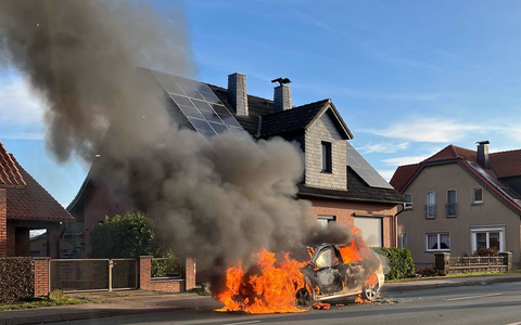 POL-MI: Auto fängt während der Fahrt Feuer - Foto: presseportal.de