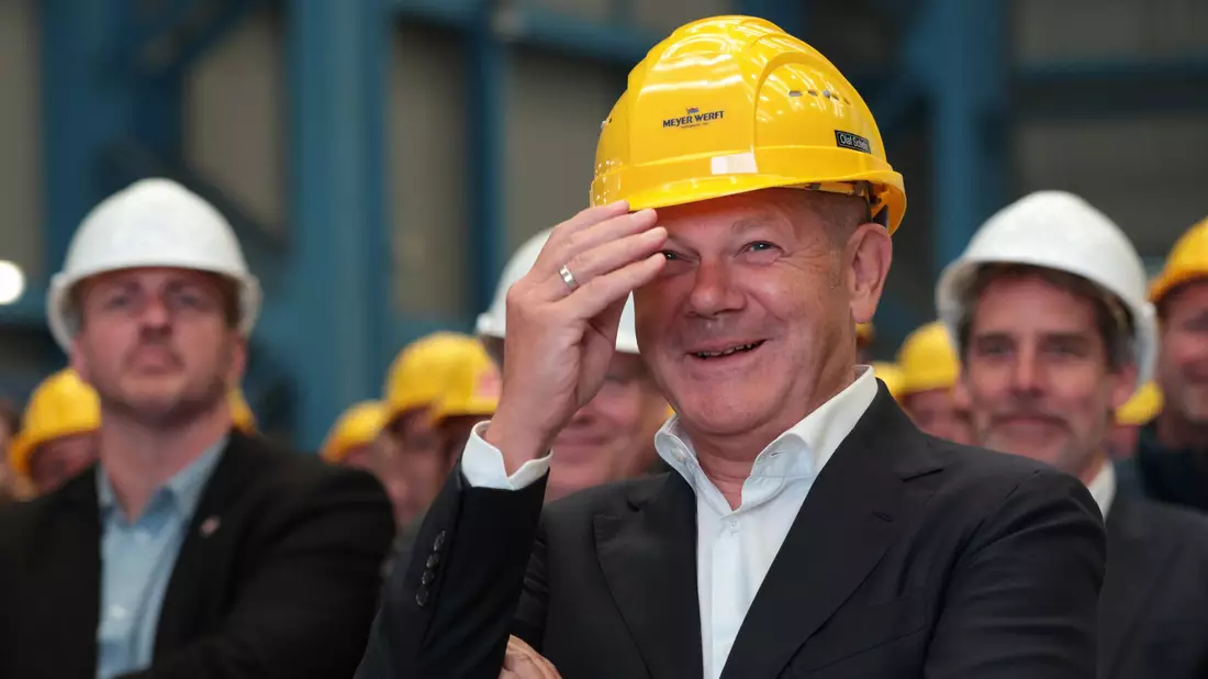 Ex-Bundeskanzler Scholz bezeichnete die Meyer Werft als «industrielles Kronjuwel». (Archivbild) - Bild: Markus Hibbeler/dpa