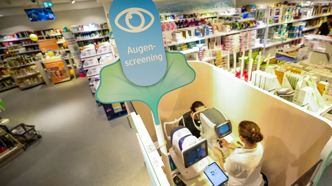 In einigen dm-Filialen kann man jetzt ein Augenscreening machen lassen. (Archivbild)  - Bild: Christoph Reichwein/dpa