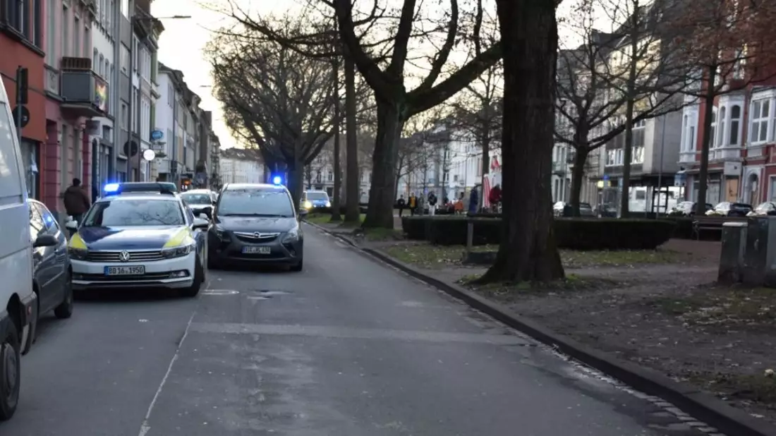 HZA-KR: Zoll und Polizei führen Sonderprüfung in Krefeld durch - Kontrollen in Barbershops, Kiosken, Cafés und Shishabars - 4 Festnahmen - Bild: presseportal.de