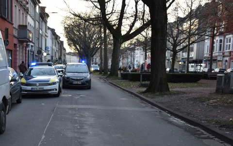 HZA-KR: Zoll und Polizei führen Sonderprüfung in Krefeld durch - Kontrollen in Barbershops, Kiosken, Cafés und Shishabars - 4 Festnahmen - Foto: presseportal.de