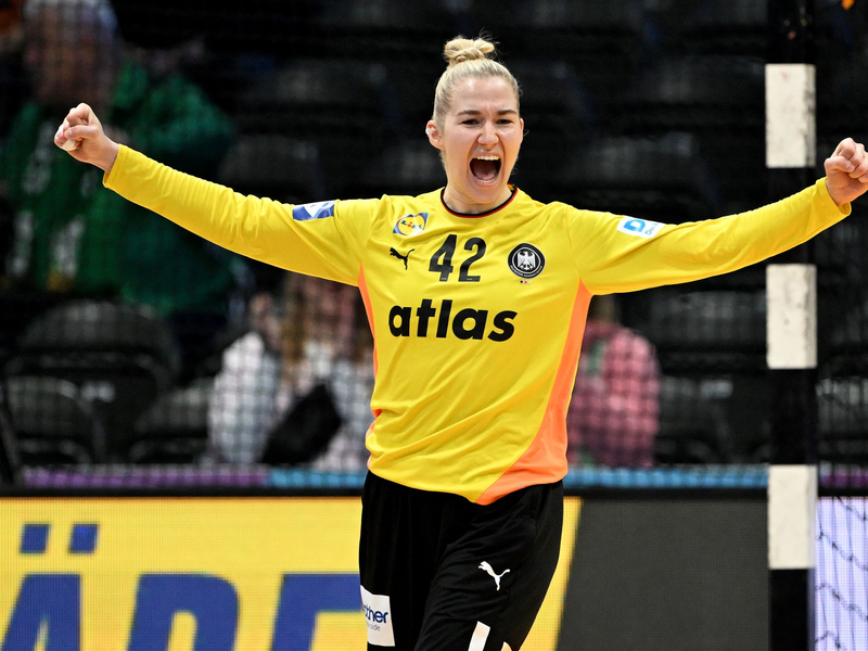 Wichtigste Stützen in der Abwehr: Emily Vogel (l) und Xenia Smits. - Foto: Federico Gambarini/dpa