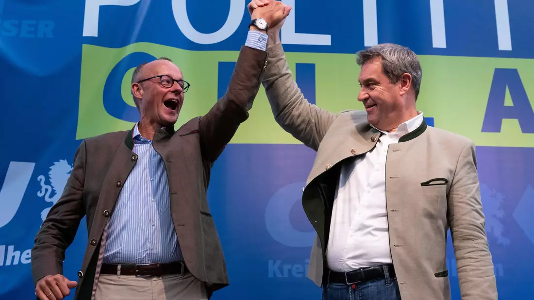 Kanzler Friedrich Merz (CDU, links) und CSU-Chef Markus Söder haben seit dem Regierungswechsel bei der Bundestagswahl im Frühjahr nur wenig Grund zu ausgelassenem Jubel. (Archivbild) - Bild: Sven Hoppe/dpa