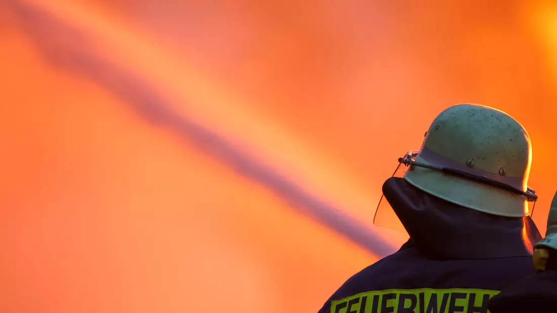 Es hat gebrannt an einem Zug - die Feuerwehr half dabei, dass niemand zu Schaden kam.  - Bild: Christoph Reichwein/dpa