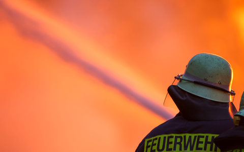 Es hat gebrannt an einem Zug - die Feuerwehr half dabei, dass niemand zu Schaden kam.  - Foto: Christoph Reichwein/dpa