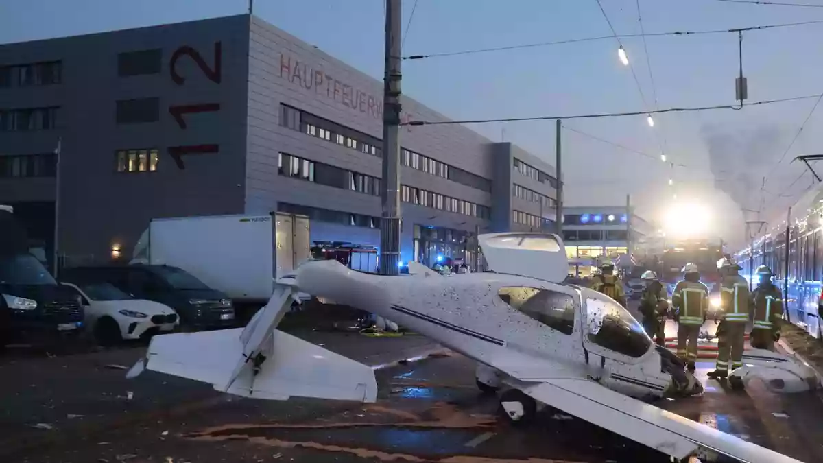 Das Flugzeug sei mitten auf der Fahrbahn zum Stehen gekommen, sagte eine Polizeisprecherin. - Bild: Rene Priebe/PR-Video /dpa