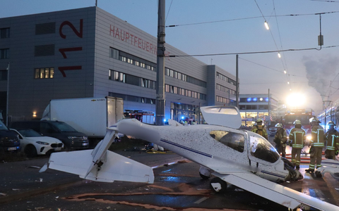 Das Flugzeug sei mitten auf der Fahrbahn zum Stehen gekommen, sagte eine Polizeisprecherin. - Foto: Rene Priebe/PR-Video /dpa