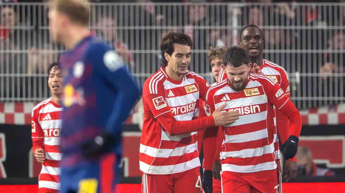 Yan Diomande (r) von RB Leipzig hatte früh die Chance zur Führung. - Bild: Soeren Stache/dpa